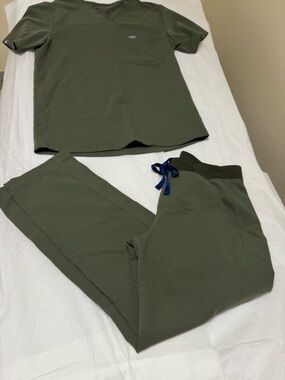 Figs Olive Green men’s small set